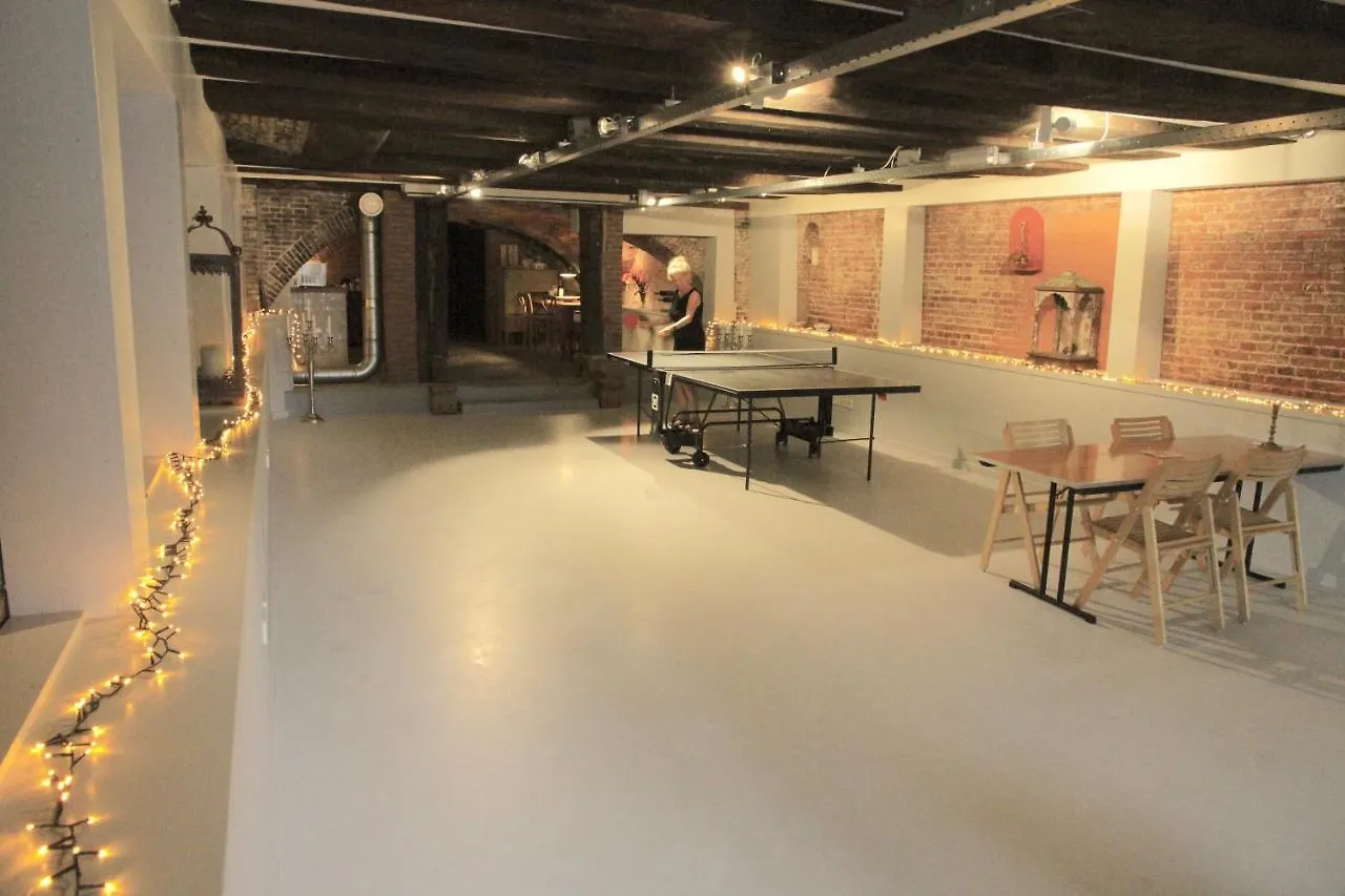 Top-Notch Apartment Along Canal In Historic Centre location
