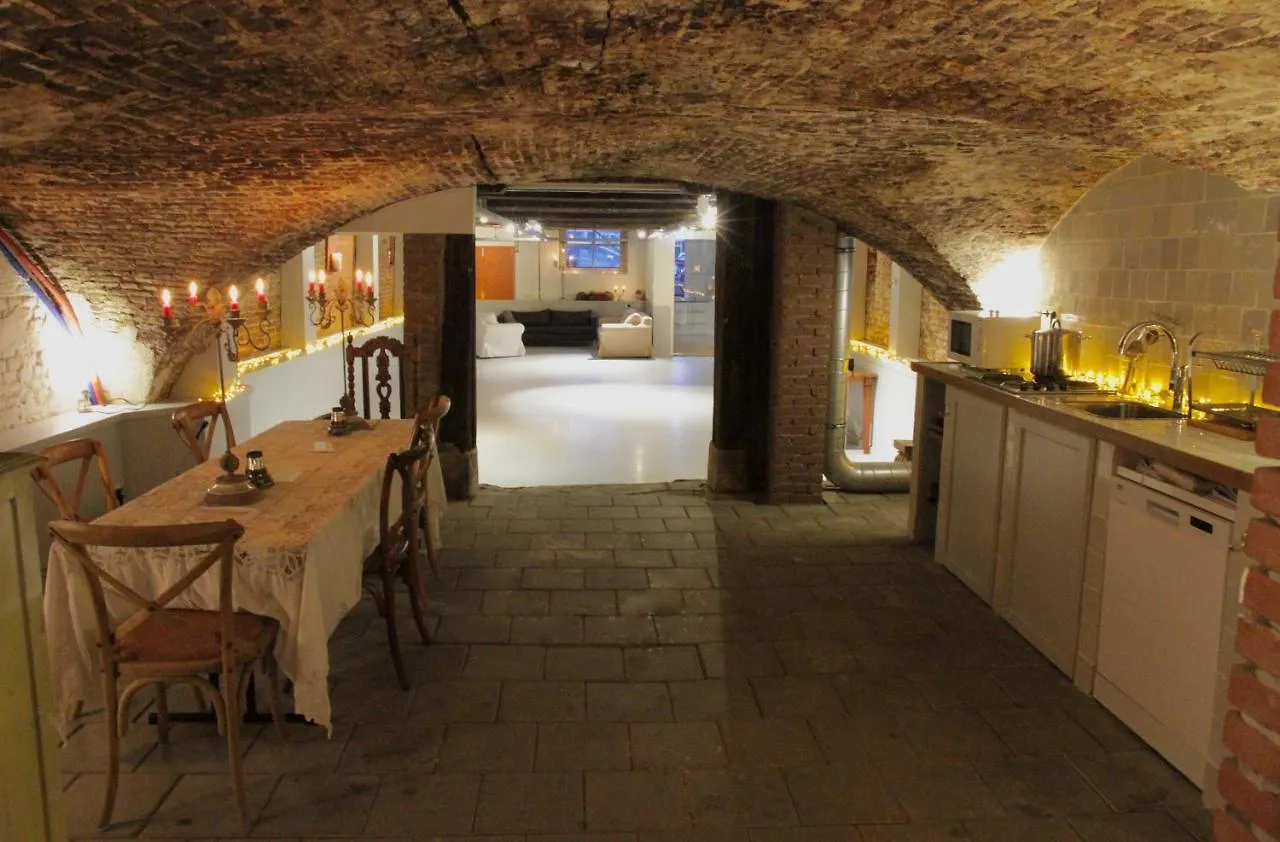 Top-Notch Apartment Along Canal In Historic Centre Amsterdam