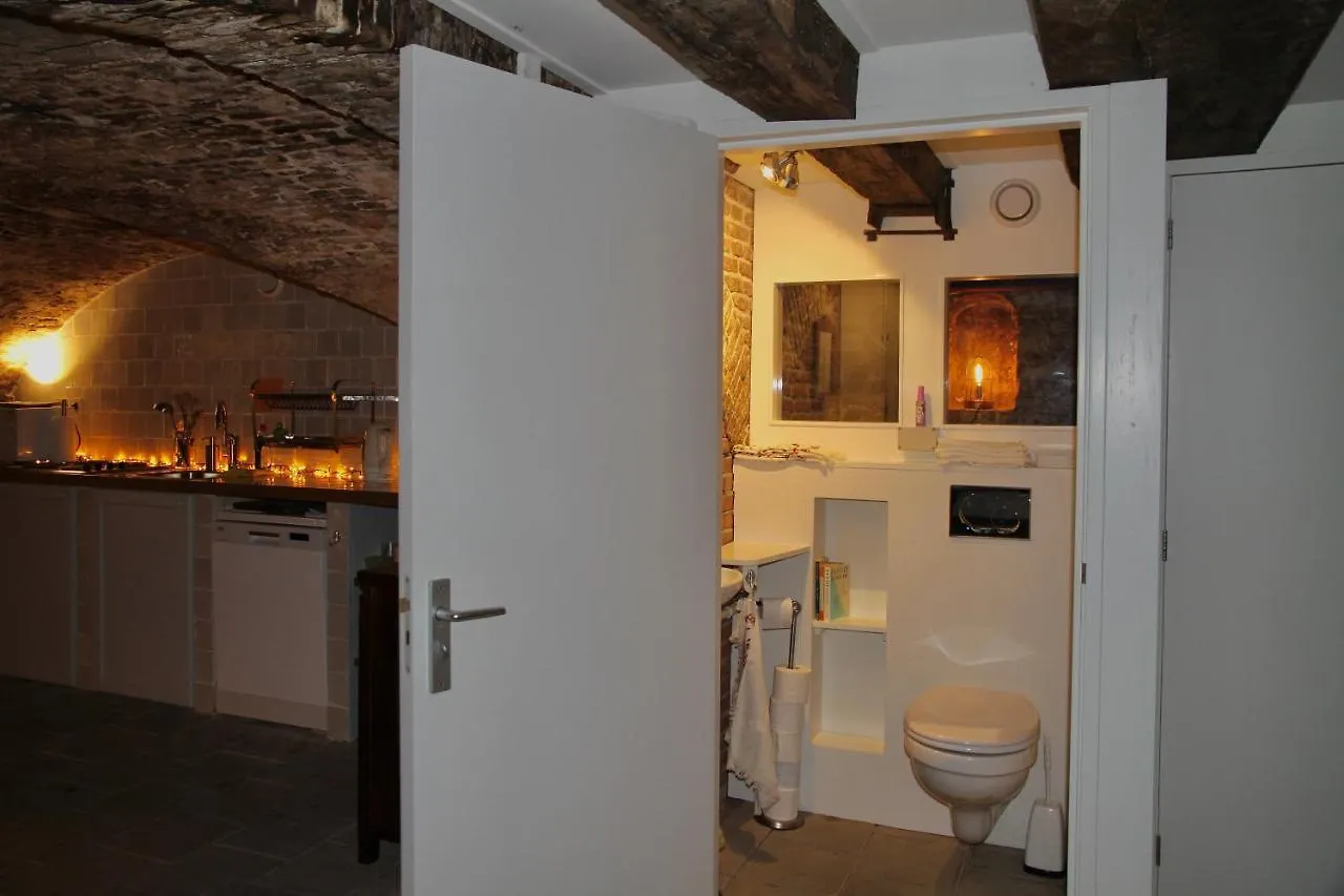 Top-Notch Apartment Along Canal In Historic Centre Amsterdam Bed & Breakfast