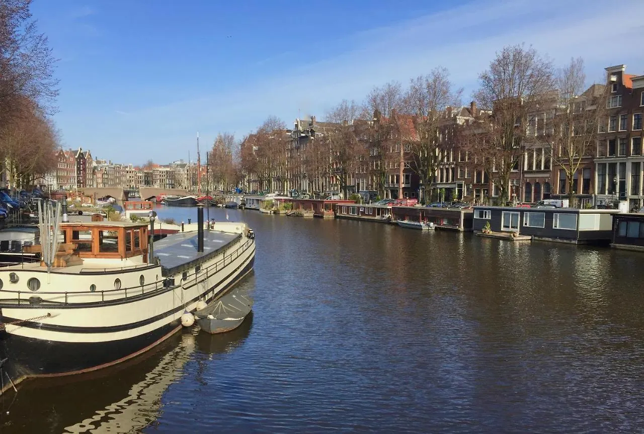 Top-Notch Apartment Along Canal In Historic Centre Amsterdam